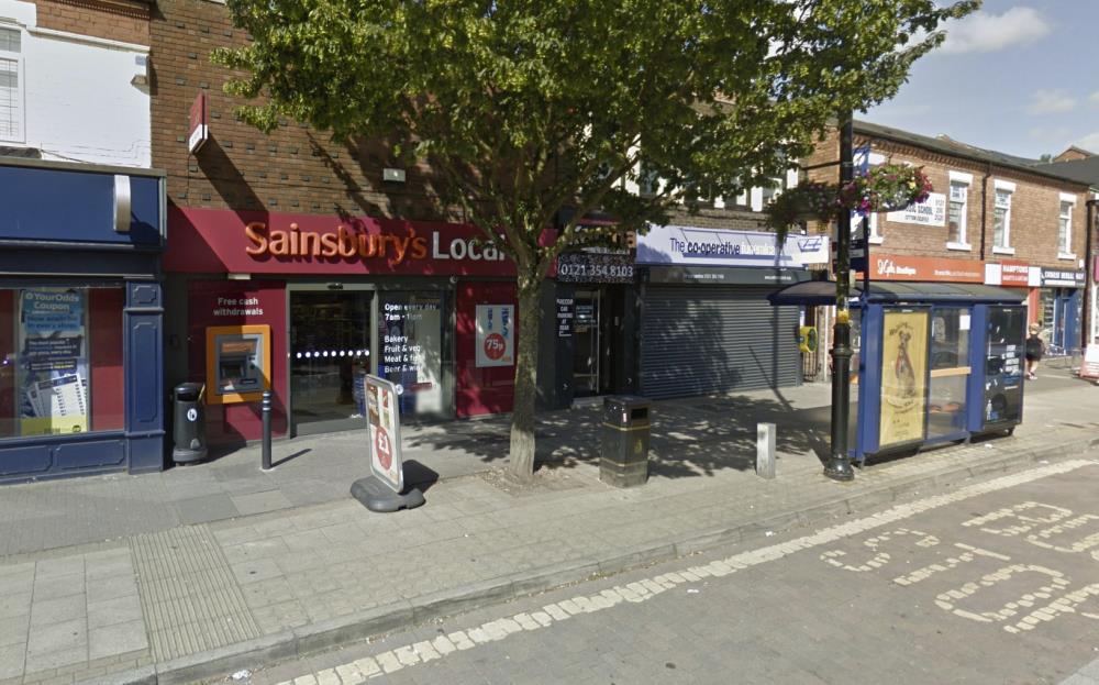 Uzbrojony w nóż przestępca zaatakował mężczyznę, który skorzystał z bankomatu w Sutton Coldfield