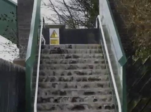 Zobacz jak woda zalewa schody na stacji w Kings Norton