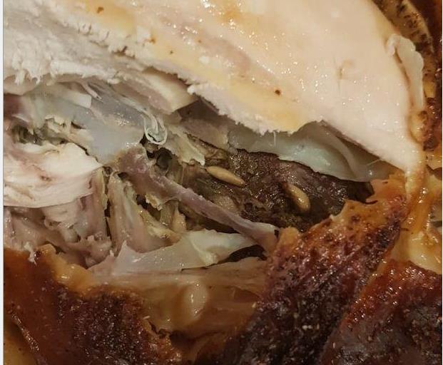 Wściekła klientka Asdy twierdzi, że znalazła w kurczaku martwe larwy