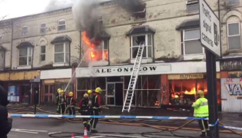 Pożar w Birmingham - ogień rozprzestrzenił się w sklepach i mieszkaniach przy Stratford Road