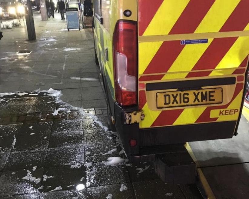 Pijany 48-latek oddał mocz na karetkę pogotowia stojącą na Broad Street