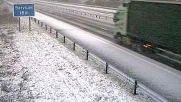 Uwaga: Met Office ostrzega - grad i deszcz ze śniegiem utrudnią jazdę