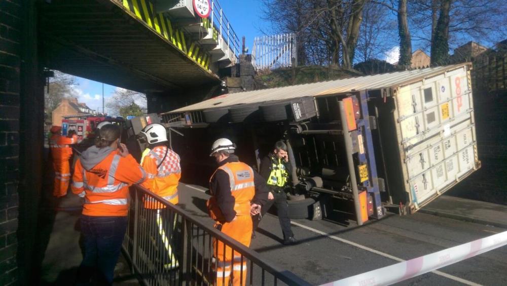 Network Rail krytykuje kierowców ciężarówek, którzy powodują wypadki przy wiaduktach