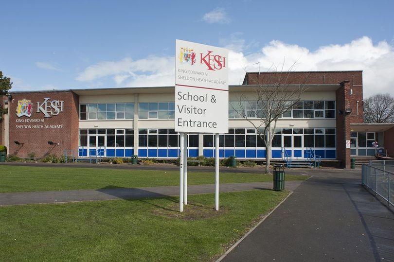 Funkcjonariusze zatrzymali dwóch młodocianych przestępców chowających się w szkole