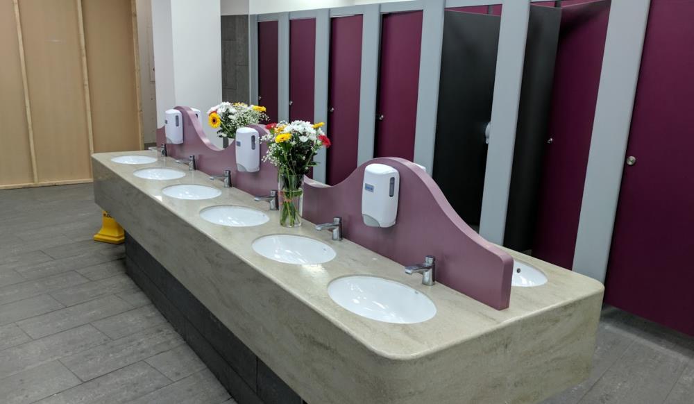 Emeryt potajemnie filmował mężczyzn w toaletach na stacji benzynowej Moll Toll