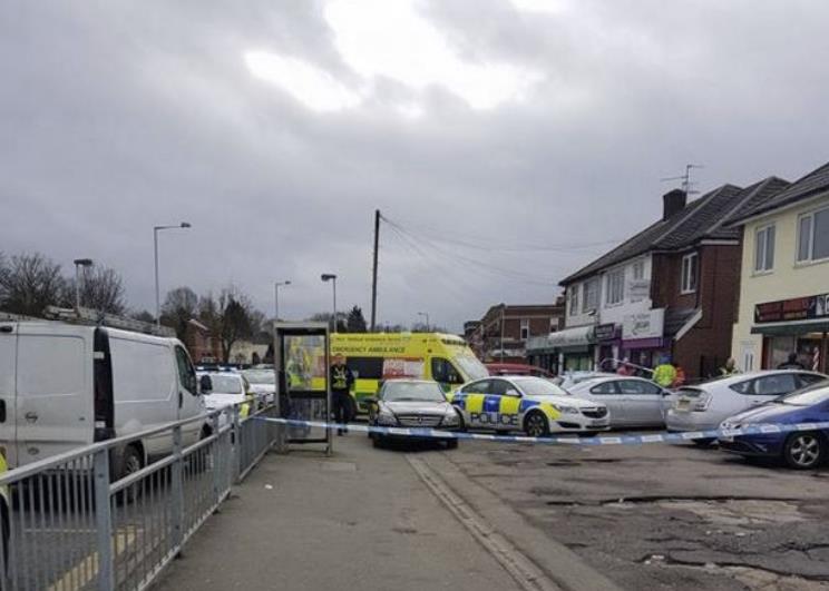 Uzbrojony  napastnik zaatakował i ciężko ranił mężczyznę w salonie fryzjerskim