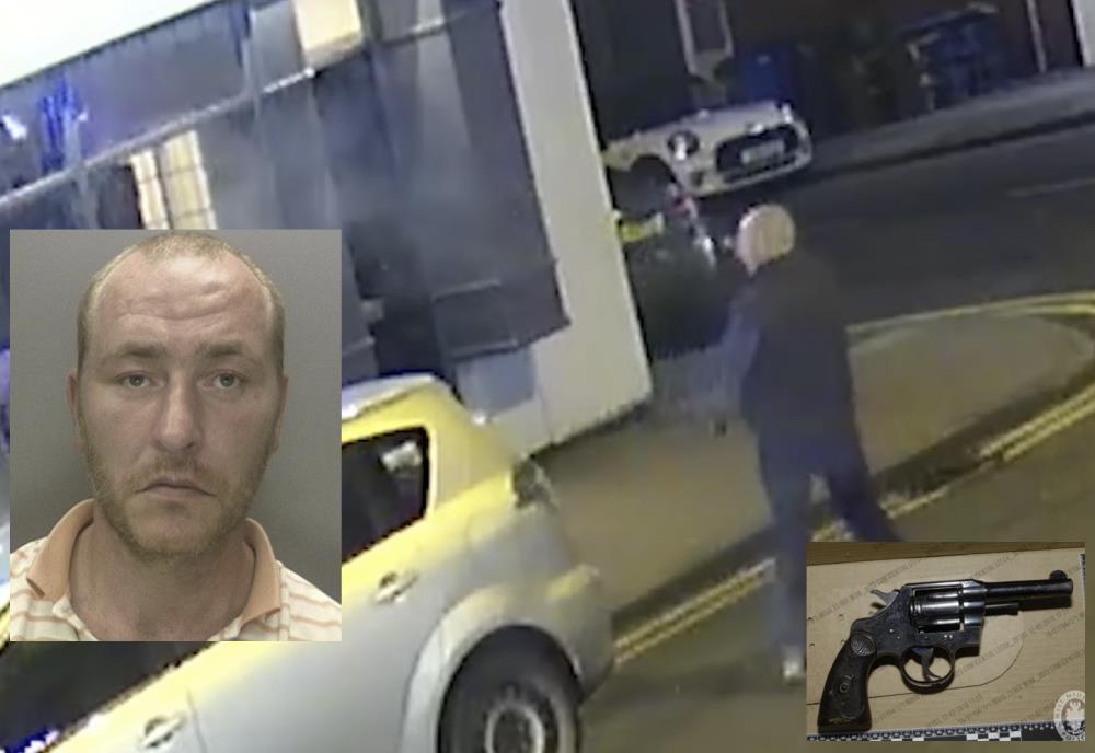 Pijany 42-latek wystrzelił z pistoletu, ponieważ nie wpuszczono go do jednego z pubów w Birmingham