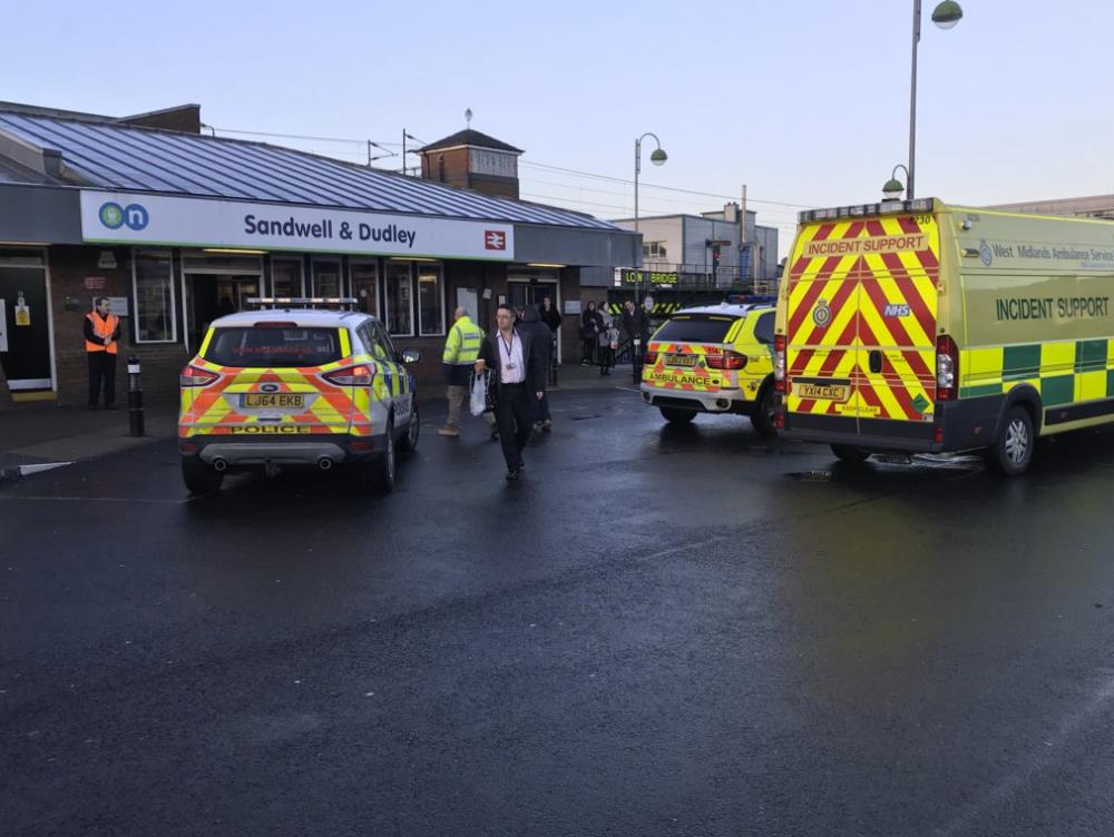 Pociągi z Birmingham New Station do Wolverhampton zostały wstrzymane - pociąg prawdopodobnie potrącił człowieka.