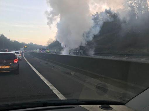 Na autostradzie M5 płonie ciężarówka - kierowcy proszeni o omijanie zablokowanego odcinka