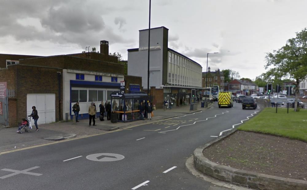 Nastolatek dźgnięty nożem na przystanku autobusowym w pobliżu High Street w Erdington