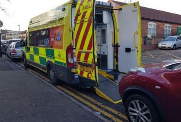 Bezmyślny kierowca zablokował samochodem karetkę pogotowia ratującą pacjenta