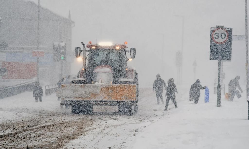 Zima nie daje spokoju mieszkańcom Birmingham - zamknięte szkoły, odwołane loty i pociągi