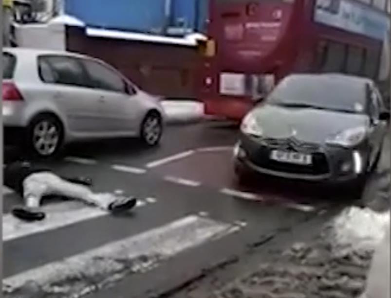 Video: Pijany mężczyzna zablokował ruch uliczny w Handsworth