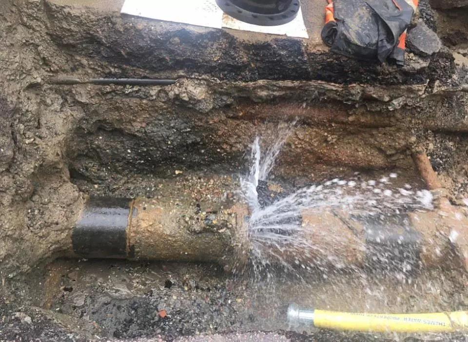 Popękane rury przyczyną problemów z dostawą wody w Birmingham i Black Country