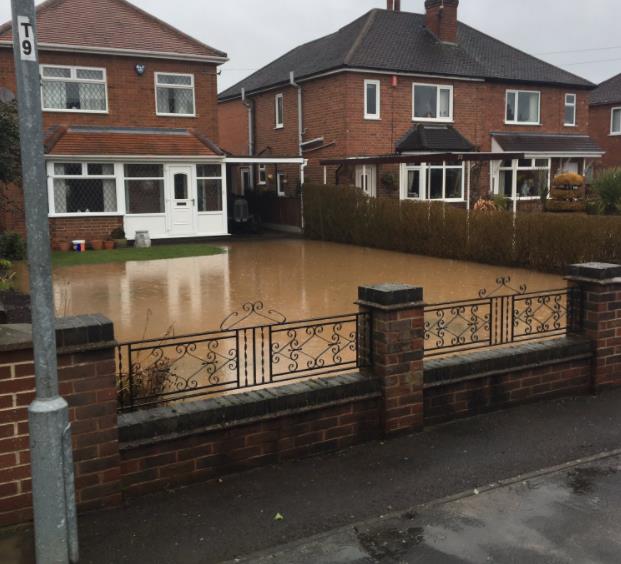 Silne opady deszczu spowodowały podtopienia w niektórych częściach West Midlands