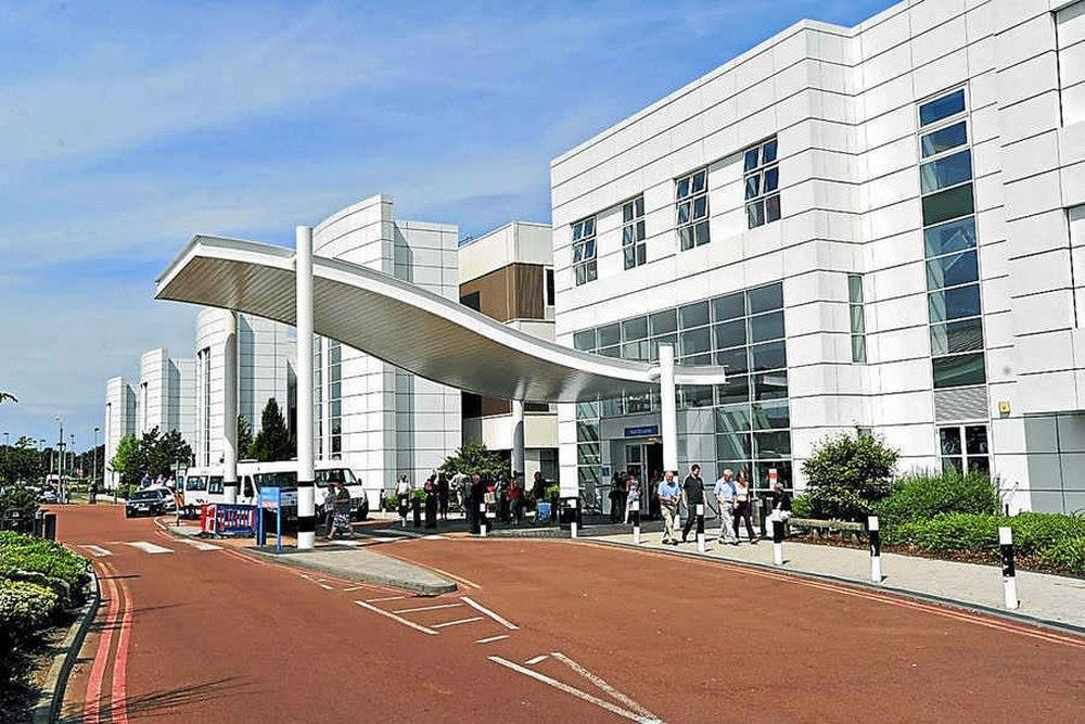 Brudny sprzęt przyczyną opóźnień operacji w szpitalu Dudley's Russells Hall