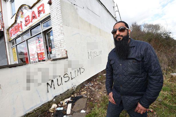 Islamofobiczne graffiti wymalowane na barze i przystanku autobusowym