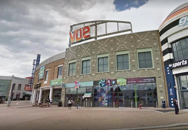 Mężczyzna doznał ataku serca, po tym, jak jego głowa utknęła między fotelami w kinie w Star City