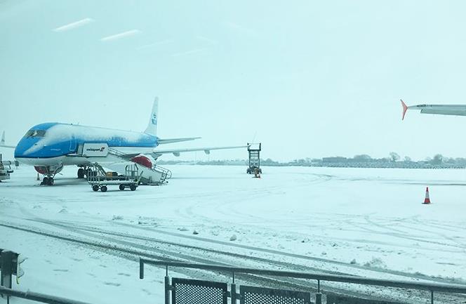 Problemy na lotniskach, zasypane drogi – kolejny atak zimy