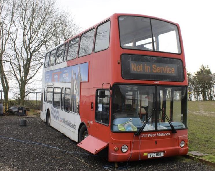 Autobus piętrowy, który miał być zezłomowany zostanie schronieniem dla bezdomnych w Birmingham