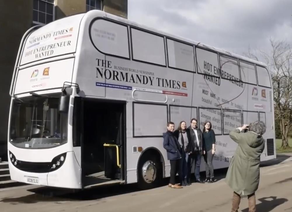 Francuzi chcą zachęcać Brytyjczyków do przenoszenia biznesu po Brexicie przy pomocy... autobusu.