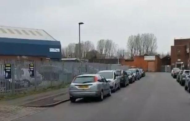 Bandyci w maskach Jokera wyciągnęli kobietę z samochodu i próbowali ukraść Audi S3