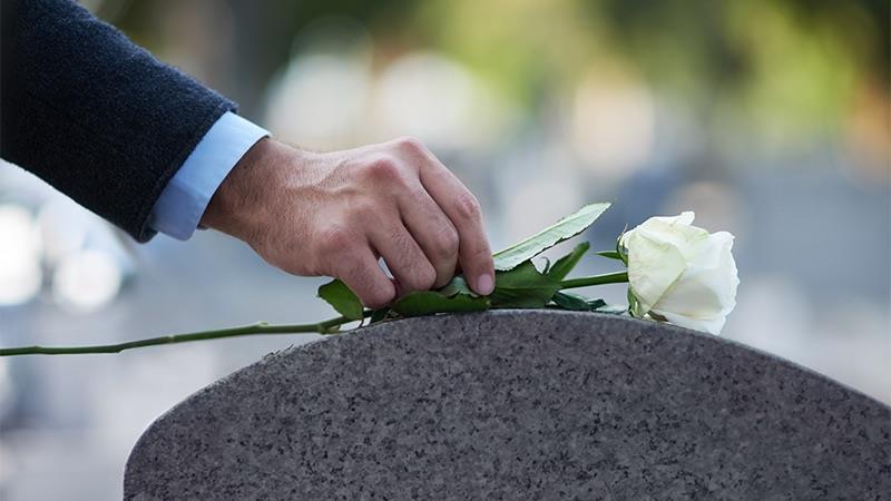 Rząd zniesie opłaty za kremację i pochówek dzieci