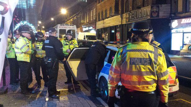 Policja sprawdzała puby i kluby w Walsall w poszukiwaniu narkotyków i noży