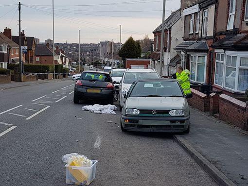 Policyjna blokada w Dudley – mężczyzna widziany na ulicy z maczetami