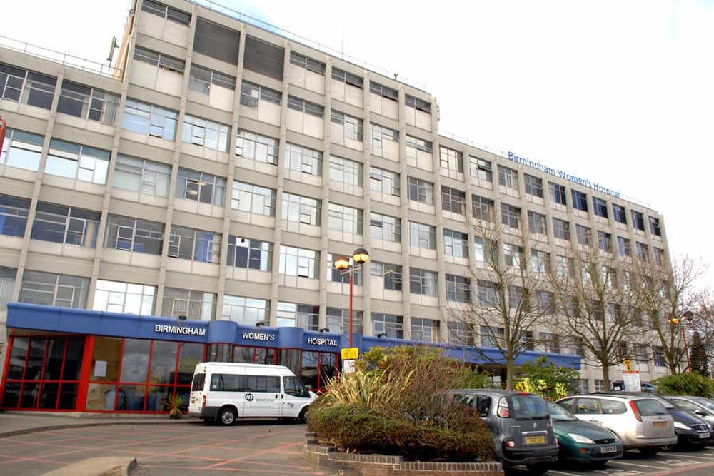 Mężczyzna ugodzony nożem pod szpitalem w Birmingham