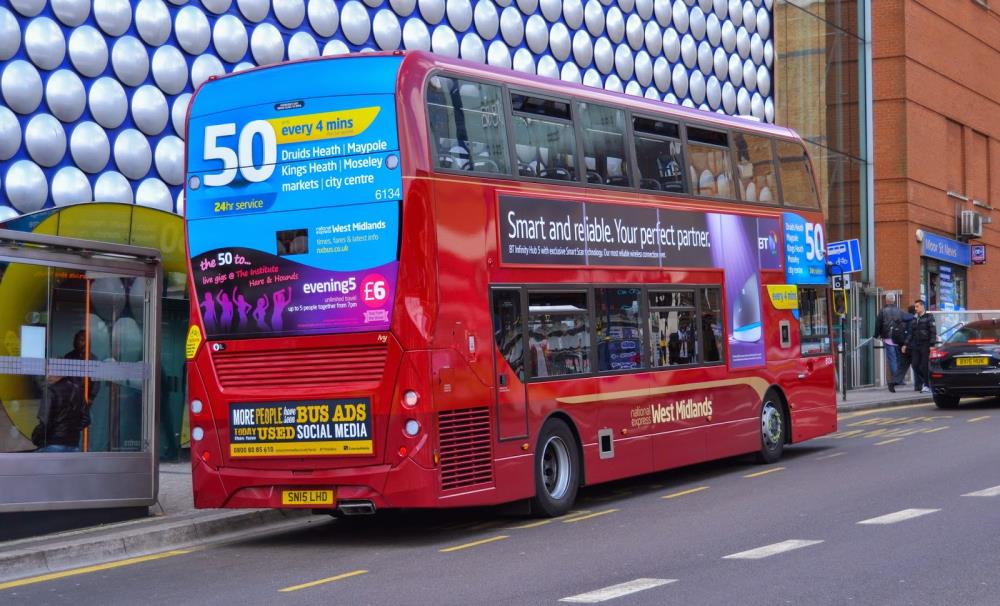 Bezpłatne przejazdy autobusami dla wszystkich osób poniżej 25 roku życia – obiecuje Jeremy Corbyn