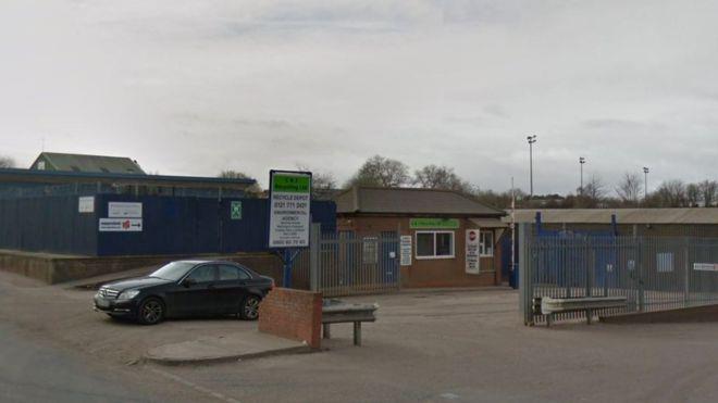 Mężczyzna zmiażdżony przez 2 ciężarówki w zakładzie recyklingu