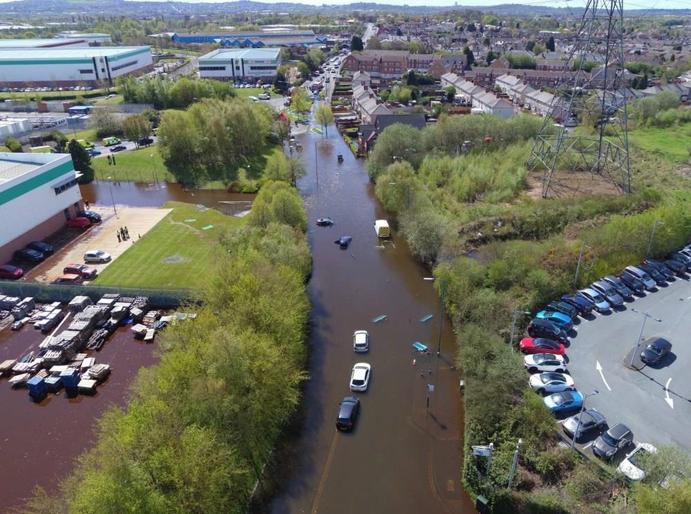 Z powodu uszkodzenia rury z wodą ulica  w Wednesbury zamieniła się w rzekę