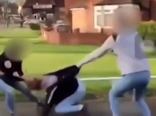 Film pokazujący brutalne pobicie dziewczyny na ulicy Birmingham obejrzało 330 tys. osób