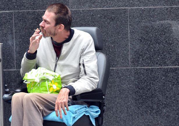 Groził że zabije nożem wszystkich bezdomnych bo chciał trafić do więzienia