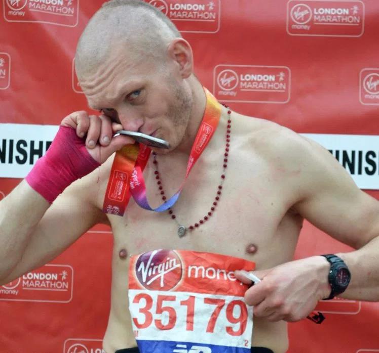 Bezdomny Polak zdobył medal w londyńskim maratonie. Prawda okazała się szokująca