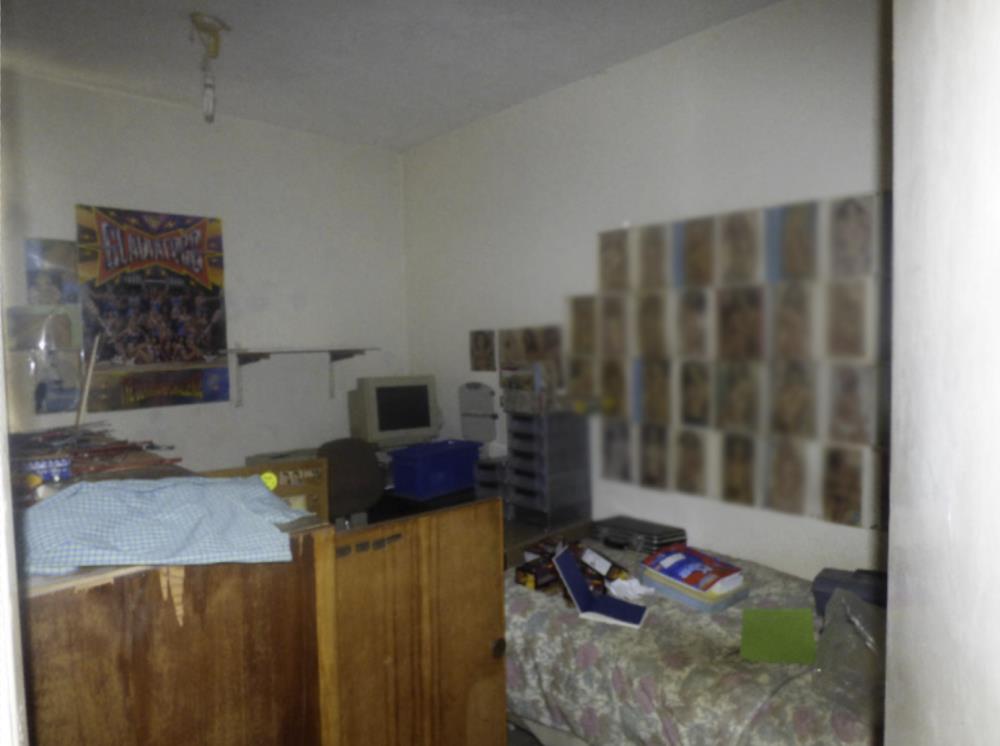 Umieścił ogłoszenie domu na sprzedaż z plakatami erotycznymi na ścianie