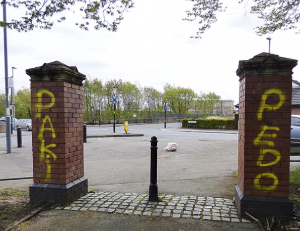 Antymuzułmańskie napisy przy wejściu do parku