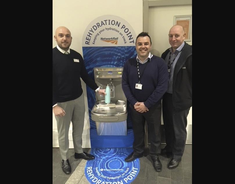 Na New Street Station zainstalowno punkt z darmową wodą pitną.