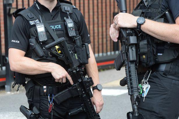 Uzbrojeni policjanci pojawili się wczoraj jednej z ulic w Dudley