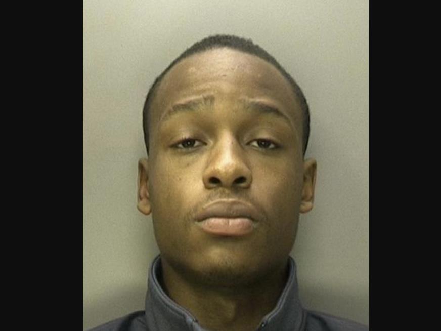 Policja prosi o pomoc z znalezieniu groźnego przestępcy.