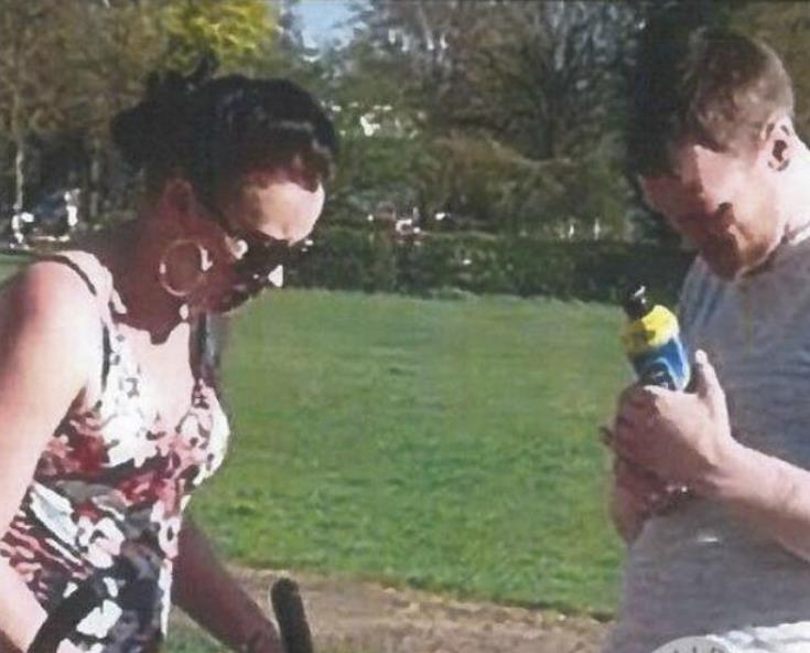 Ochroniarz B&M pobity i ugodzony nożem przez parę z małym dzieckiem.