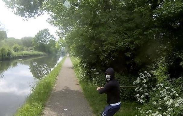 Video: Wyskoczył za krzaków i zamachnął się kijem na rowerzystę jadącego kanałem w Birmingham