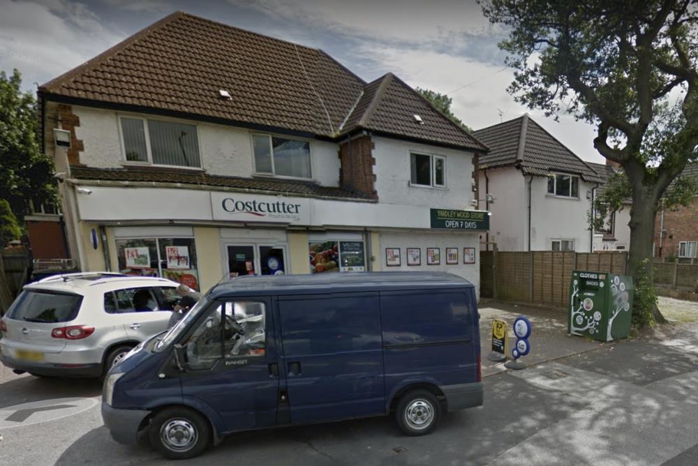 Mężczyzna siedzący z dzieckiem w samochodzie zaatakowany młotkiem