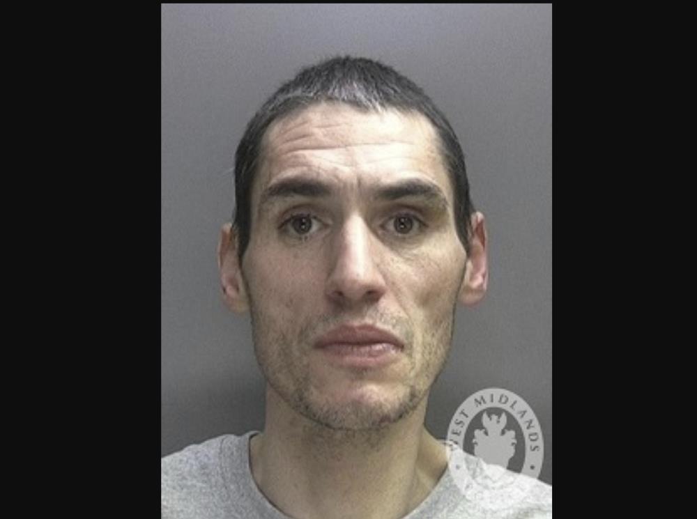 Policja poszukuje mężczyzny podejrzanego o zaatakowanie kobiety w jej domu w Yardley