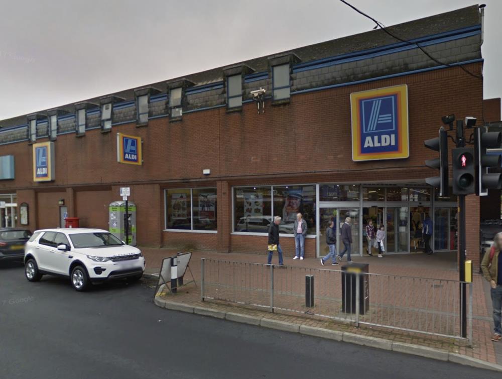 Uzbrojeni mężczyźni napadli na Aldi w Bearwood