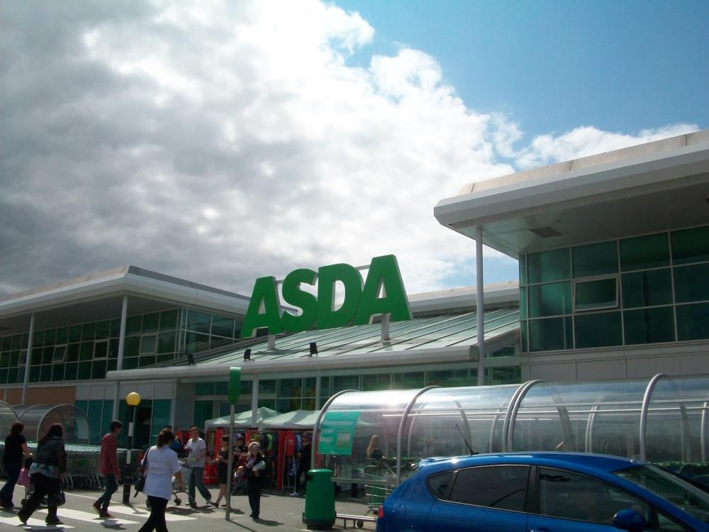 Ochroniarz Asdy raniony nożem przez złodziei, którzy chcieli ukraść pełen wózek wódki