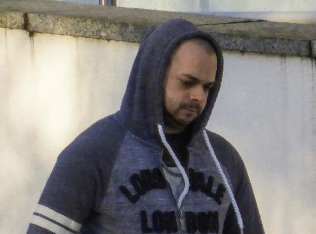 Ojciec skazany za brutalne potrząsanie synkiem uciekł do Polski