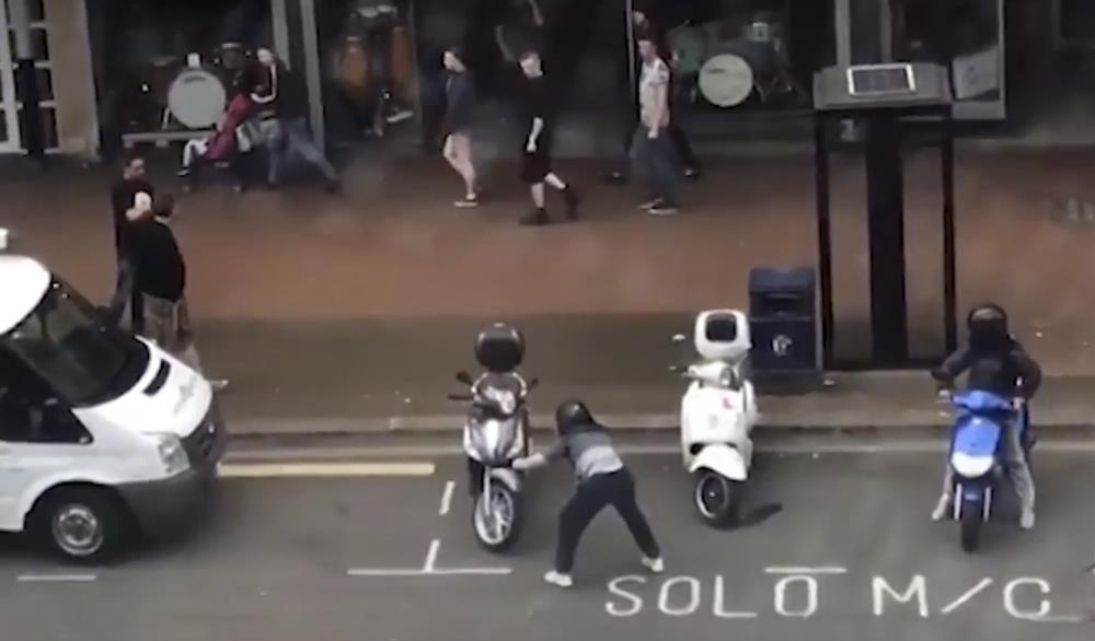 Próbował ukraść motorower, na oczach przechodniów, w centrum Birmingham