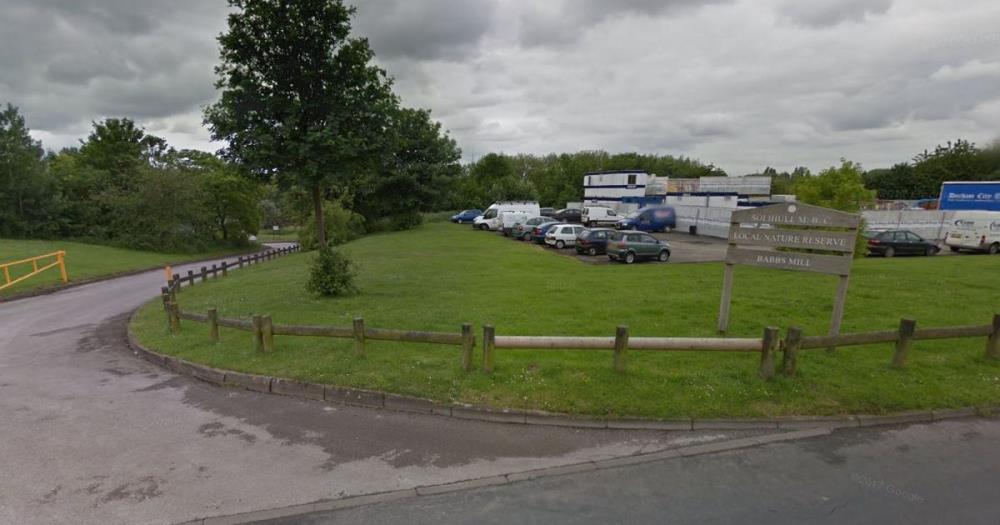 Mężczyzna próbował zgwałcić 11-letnią dziewczynkę w parku w Solihull